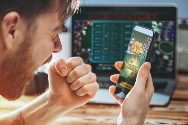 jdbkk log Mobile Web — မြန်မာ ကစားသမားတစ်ဦး smartphone browser ဖြင့် jdbkk log ဝင်ရောက်ကစားနေသောမြင်ကွင်း